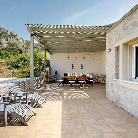 Willa Epidavros Villas, Thymari Garden & Seaview Retreat *